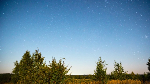 夜晚的乡村景观与星星，延时视频素材