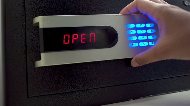 开启和解锁数字保险箱的手动输入针视频素材