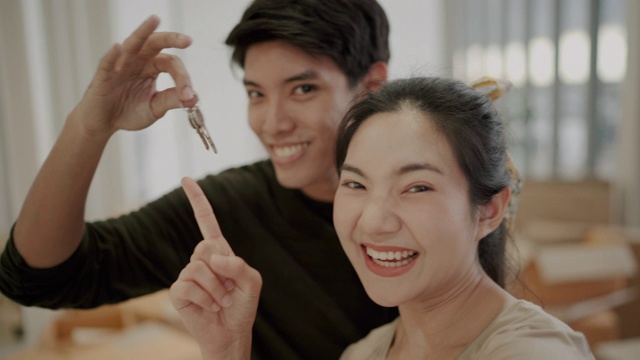 拿着新房子钥匙的亚洲夫妇视频购买