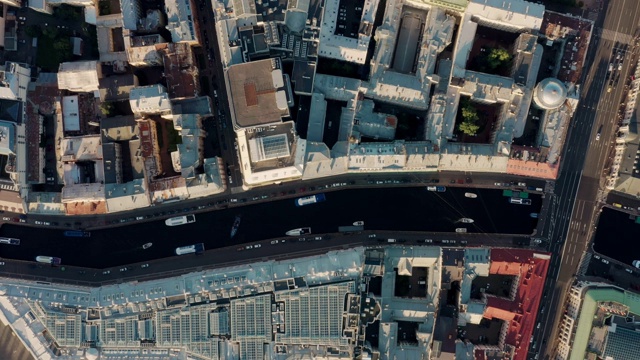 圣彼得堡运河上有船只和城市建筑，无人机飞过上空拍摄视频下载