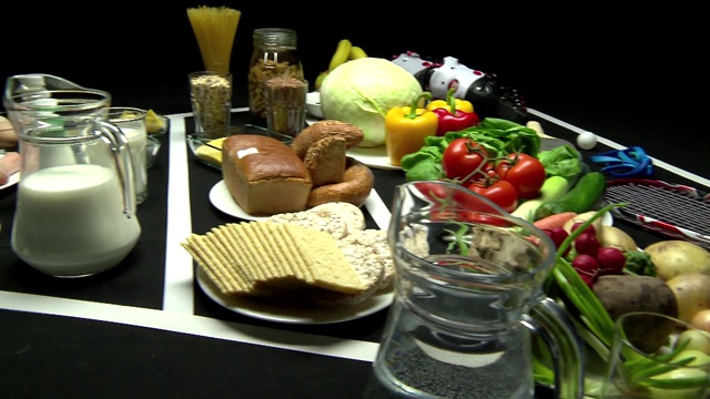 健康生活金字塔-运动器材和健康食品视频素材