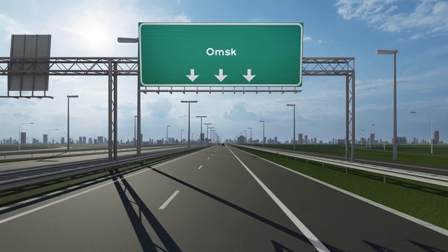 鄂木斯克市公路路牌上的概念性库存录像显示城市入口视频素材