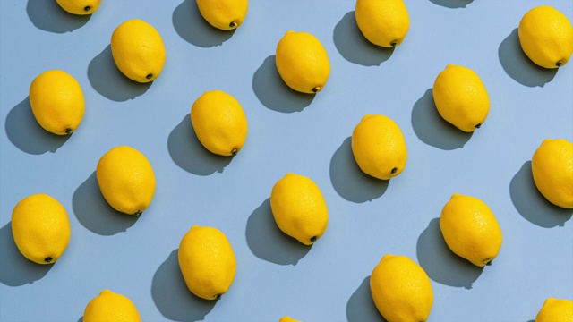 停止运动的柠檬在一个蓝色的背景。视频素材