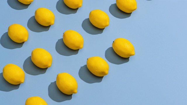 停止运动的柠檬在一个蓝色的背景。视频素材