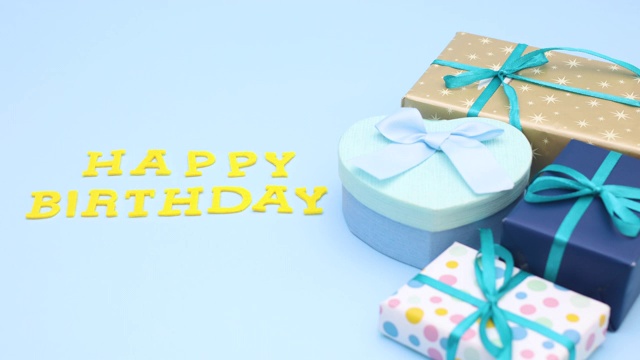 生日快乐标题出现与蓝色主题礼物。停止运动视频下载