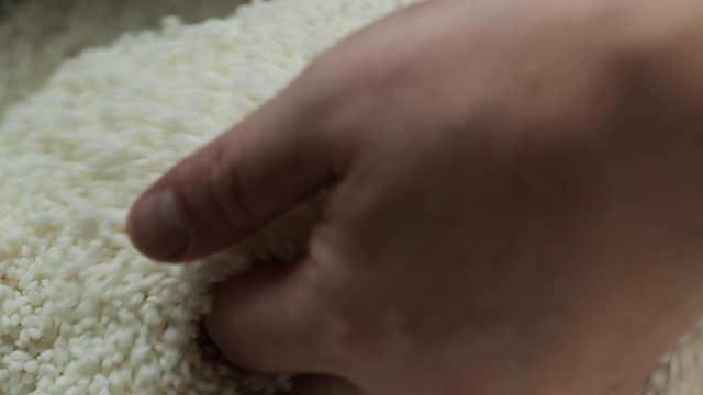 特写手举米在空中。准备和烘干传统大米视频素材