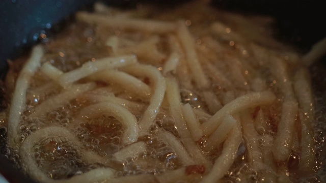 油炸锅里的炸薯条视频素材