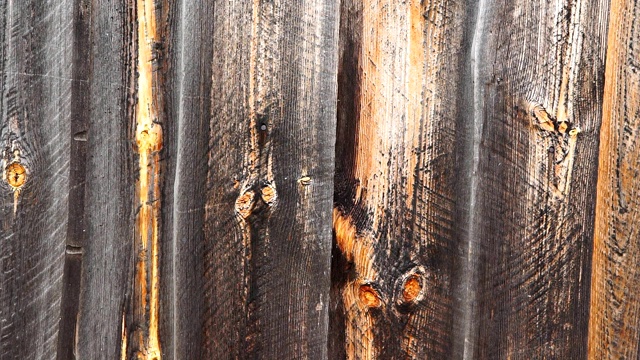 棕色的老天然木板。原木内部复古，光线温暖的室内。静态摄像头视频素材