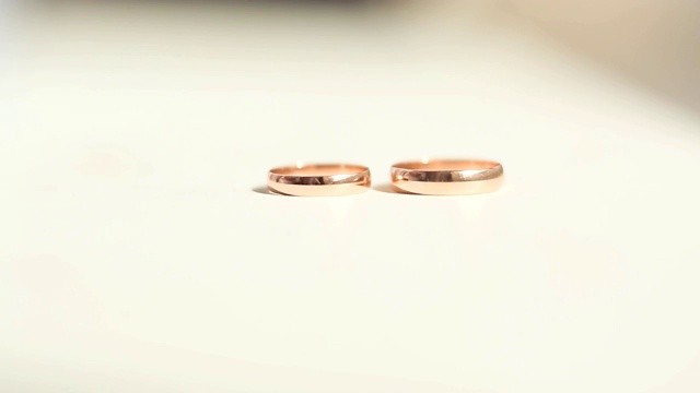 结婚戒指在白色背景上旋转视频下载