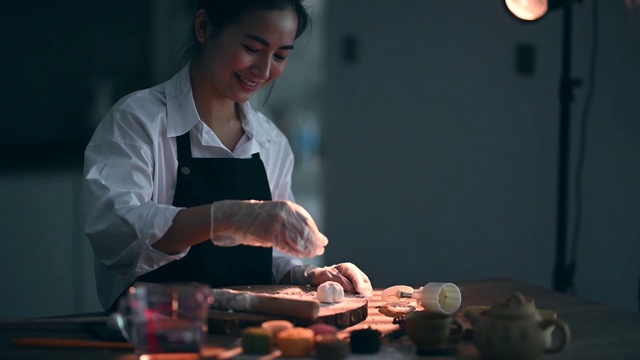 一位亚洲华裔美女在厨房制作中国传统的雪皮月饼视频下载