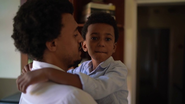 父亲和儿子拥抱和交谈视频素材