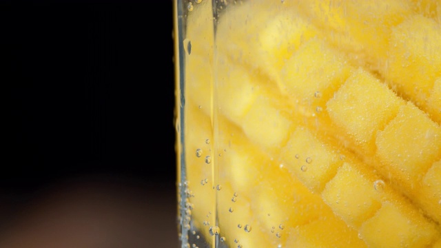 熟透的芒果泡在水里。视频下载