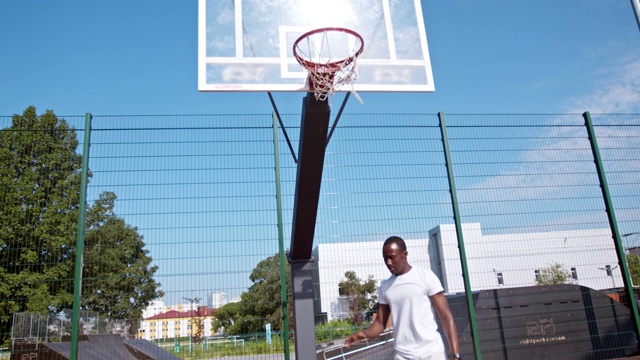 非裔美国运动员在户外打篮球，得分视频素材