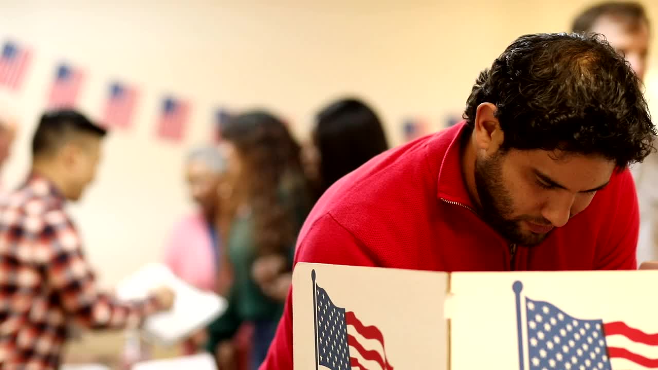 中年拉丁裔男子在美国大选中投票。视频下载