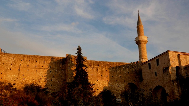 切斯米城堡，当地称为切斯米卡莱西，位于土耳其伊兹密尔省切斯米镇的港口。视频素材