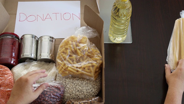 女志愿者将食品放入7号捐款箱视频素材