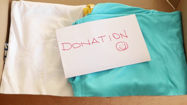 女人准备捐赠箱和衣服2视频素材