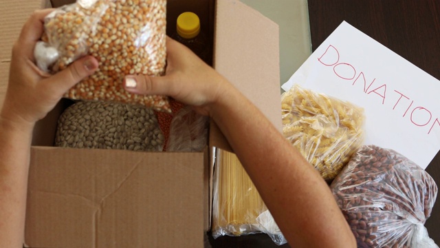 女子从捐赠箱中取出食品3视频素材