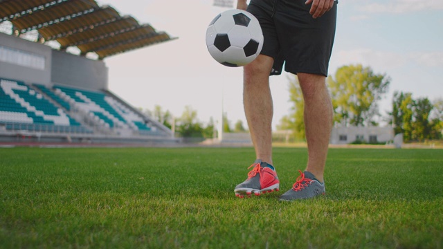 在慢镜头的特写镜头中，一个男足球运动员在踢球。把球塞满。视频素材