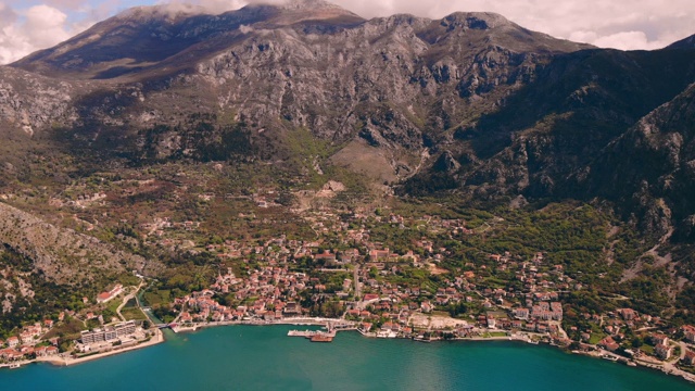 无人机在地中海国家的海湾上空飞行视频下载