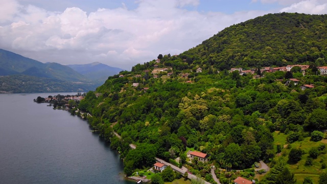 无人机在意大利的湖面上空飞行视频素材