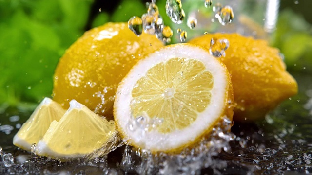 水倒在新鲜多汁的柠檬上视频素材
