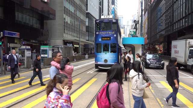 香港行人过马路的主要街道。视频素材