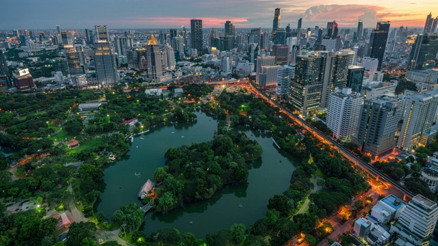 從白天到夜晚，曼谷城市景觀和藍皮尼公園綠地景觀的時間流逝視頻素材