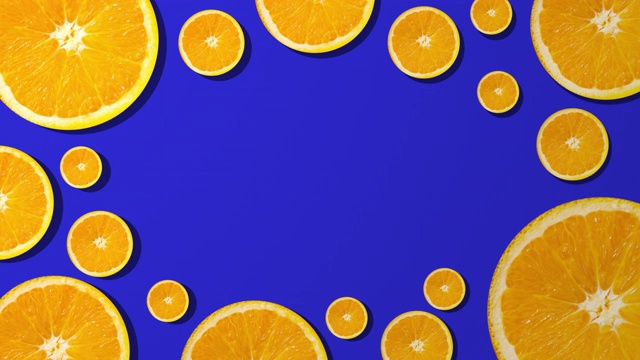 橙色切片与复制空间组成在蓝色背景视频素材