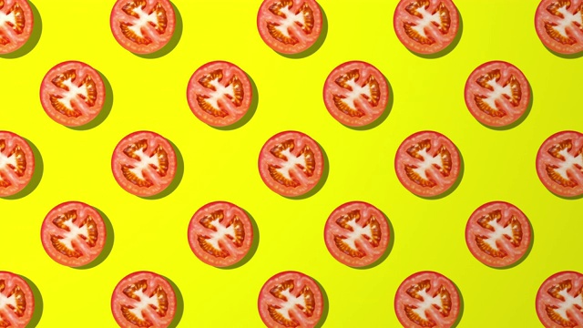 黄色背景上的番茄切片纺纱图案视频素材