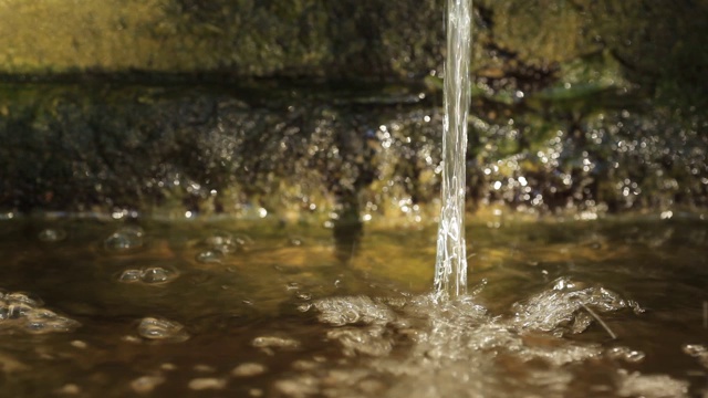 喷泉中流动的饮用水在水池中喷溅——选择焦点视频素材