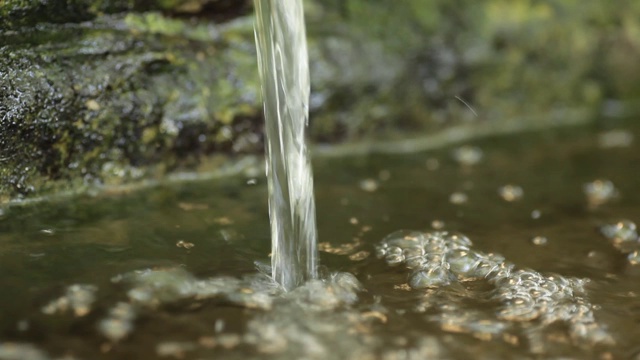喷泉中流动的饮用水在水池中喷溅——选择焦点视频素材