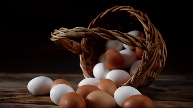 鸡蛋在桌子上和篮子里慢慢地旋转。视频素材