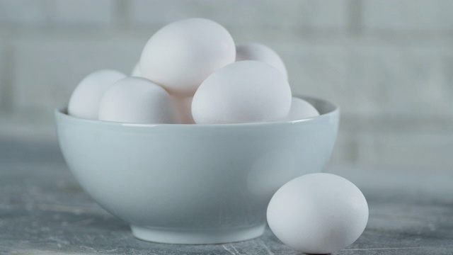 碗与生鸡蛋缓慢旋转。视频素材
