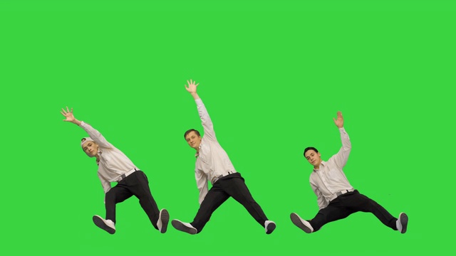 三个人在绿屏上同步跳霹雳舞，色度键视频素材
