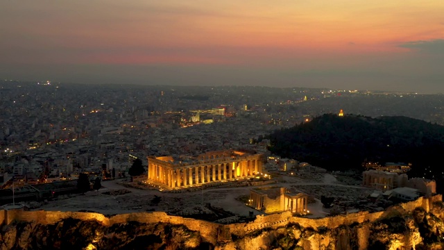 鸟瞰图照亮帕台农神庙在卫城和古城普拉卡，希腊雅典视频素材