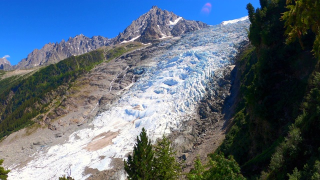 夏蒙尼附近的Bossons冰川，背景中的Aiguille du Midi视频素材