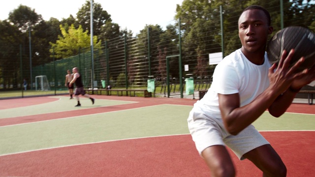 黑人篮球运动员运球在他的两腿之间，对队球员pov视频素材