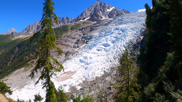夏蒙尼附近的Bossons冰川，背景中的Aiguille du Midi视频素材