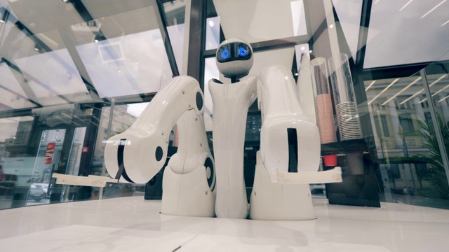 机器人咖啡师准备在咖啡馆里提供咖啡。创新，现代技术理念。视频下载