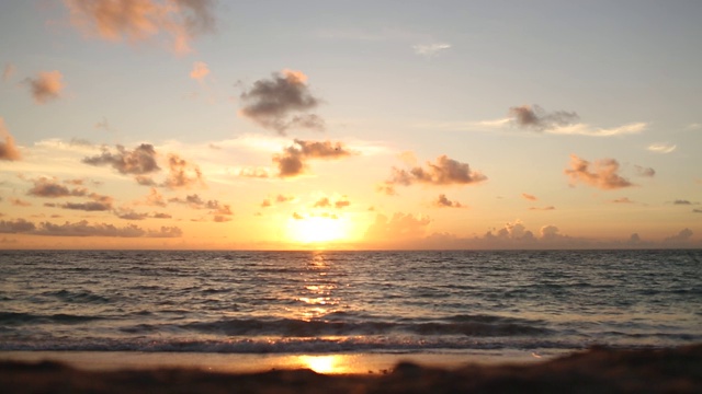 宁静和充满活力的海滩日出在棕榈滩，佛罗里达视频下载