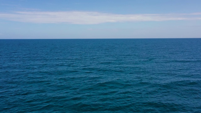 开阔的蓝色海洋和天空的鸟瞰图视频下载