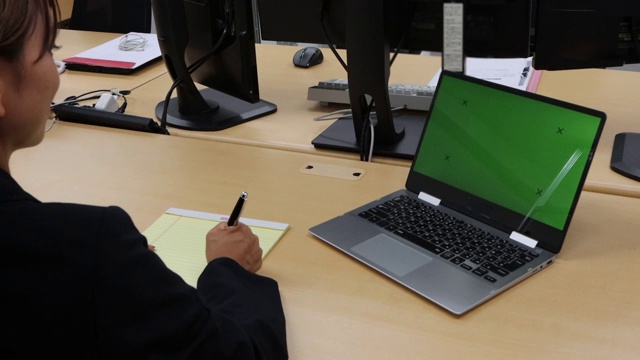 与笔记本电脑的视频会议显示绿色色度键屏幕视频素材
