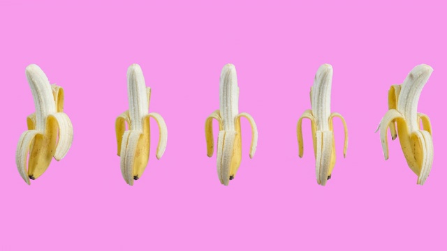 许多剥了皮的黄色香蕉在粉红色的背景上动画。无缝循环的现实三维热带食物。最小动作设计艺术视频下载