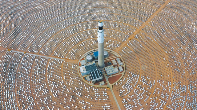 戈壁沙漠太阳能发电厂的航拍视频下载