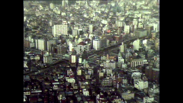 ZO从铁路俯瞰东京城市景观;1981视频素材