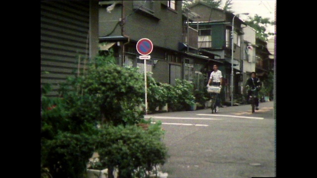 Seq。人们骑着自行车穿过东京的小巷;1981视频素材