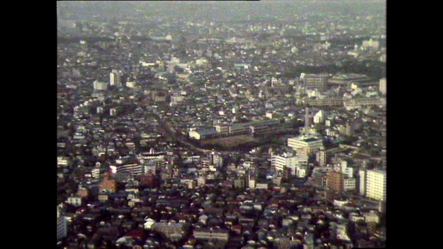 潘留下了烟雾弥漫的东京市容;1981视频下载