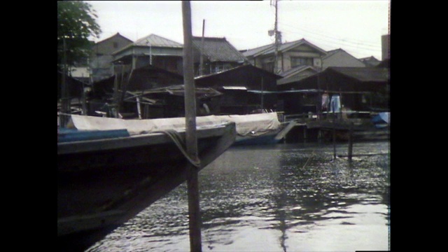 东京筑岛的船只和海滨的GVs;1981视频素材