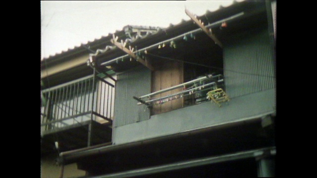 1981年东京的住宅建筑外观向下倾斜视频素材